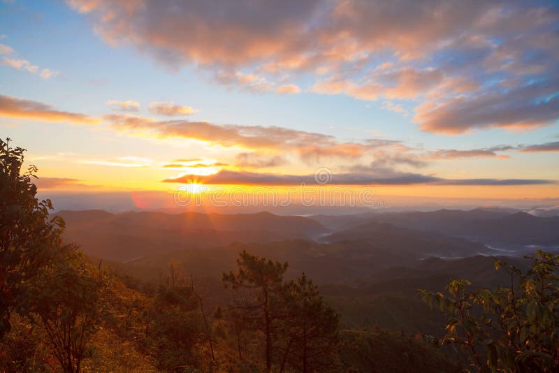 Salida del sol majestuosa en el paisaje de las montañas Cielo dramático en Tha fotografía de archivo Salida del sol majestuosa en el paisaje de las montañas Cielo dramático en Tha fotografía de archivo