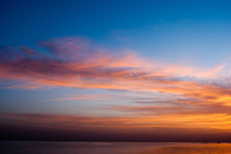 Salida del sol roja en cielo azul sobre el océano Cielo azul temprano de la mañana con mañana de las nubes en el mar Salida del s fotografía de archivo libre de regalías Salida del sol roja en cielo azul sobre el océano Cielo azul temprano de la mañana con mañana de las nubes en el mar Salida del s fotografía de archivo libre de regalías