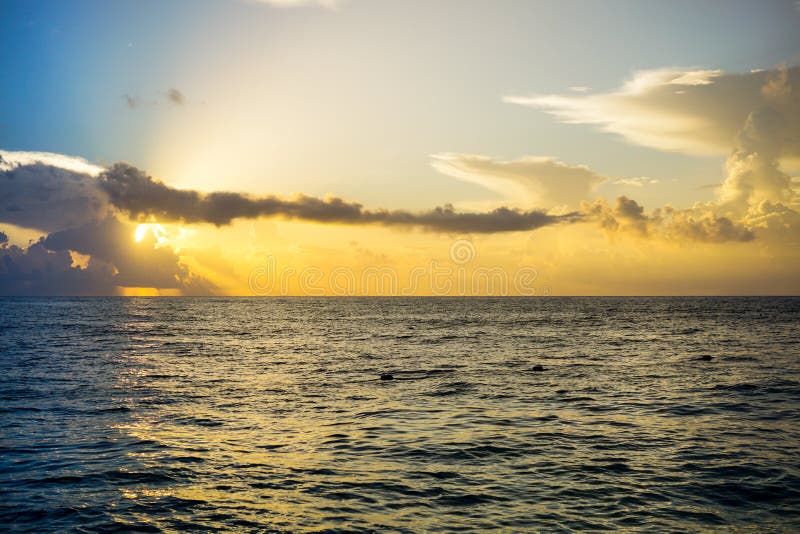 Salida del sol sobre el golfo de México fotografía de archivo libre de regalías Salida del sol sobre el golfo de México fotografía de archivo libre de regalías