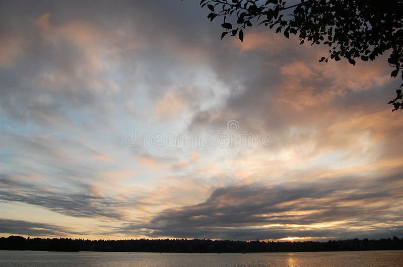 Salida del sol sobre el lago verde Seattle, Washington imagenes de archivo Salida del sol sobre el lago verde Seattle, Washington imagenes de archivo