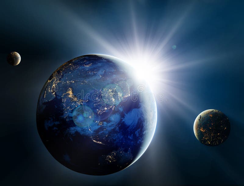 Salida del sol sobre el planeta y los satélites en espacio. fotografía de archivo libre de regalías Salida del sol sobre el planeta y los satélites en espacio. fotografía de archivo libre de regalías