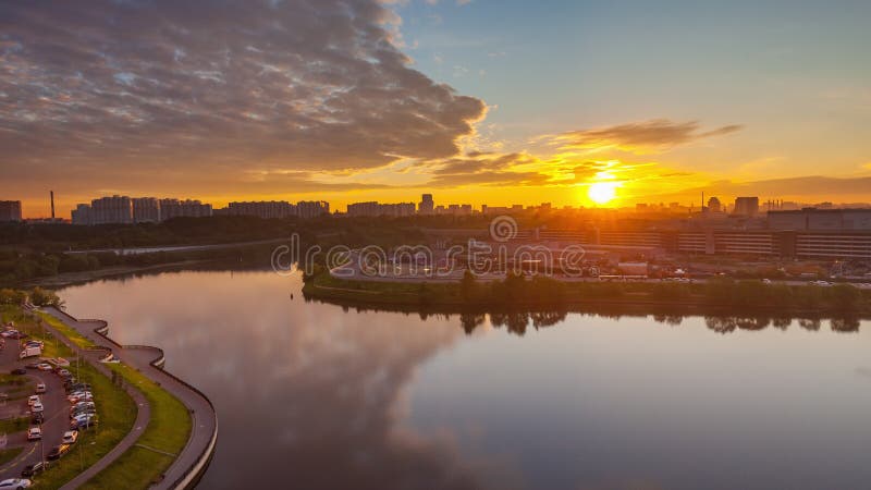 Salida del sol sobre el río de Moscú