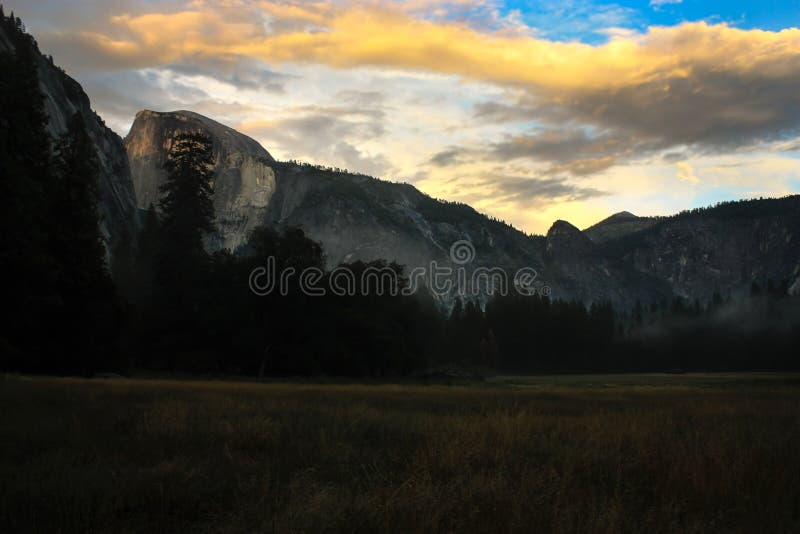 Salida del sol sobre el valle de Yosemite con la media bóveda un EL Capitan Mounta imagen de archivo Salida del sol sobre el valle de Yosemite con la media bóveda un EL Capitan Mounta imagen de archivo