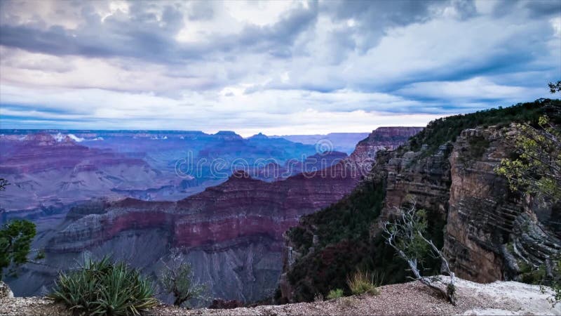 Salida del sol y nubes en el parque nacional de Grand Canyon almacen de metraje de vídeo