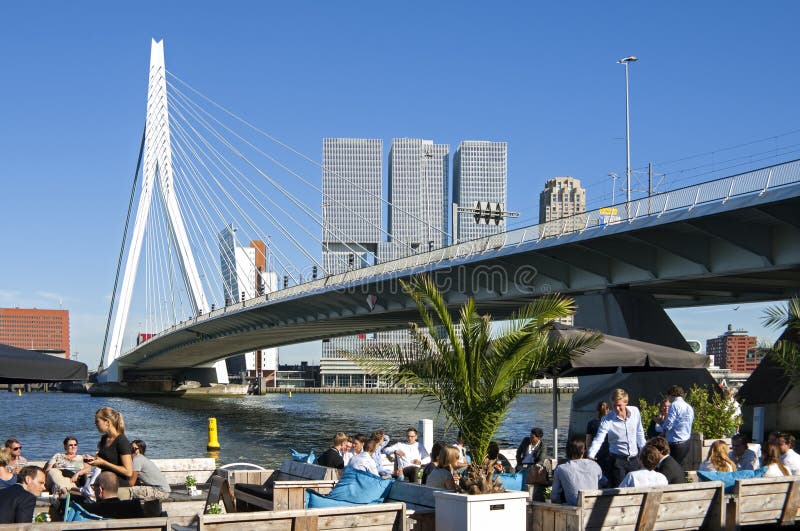 Salida a Rotterdam en el río Nieuwe Mosa foto de archivo Salida a Rotterdam en el río Nieuwe Mosa foto de archivo