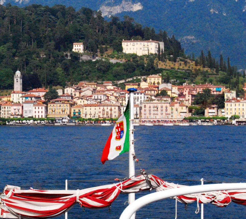 Salir de Bellagio en barco, bandera naval italiana Lago Como, Lombard?a, Italia foto de archivo Salir de Bellagio en barco, bandera naval italiana Lago Como, Lombard?a, Italia foto de archivo