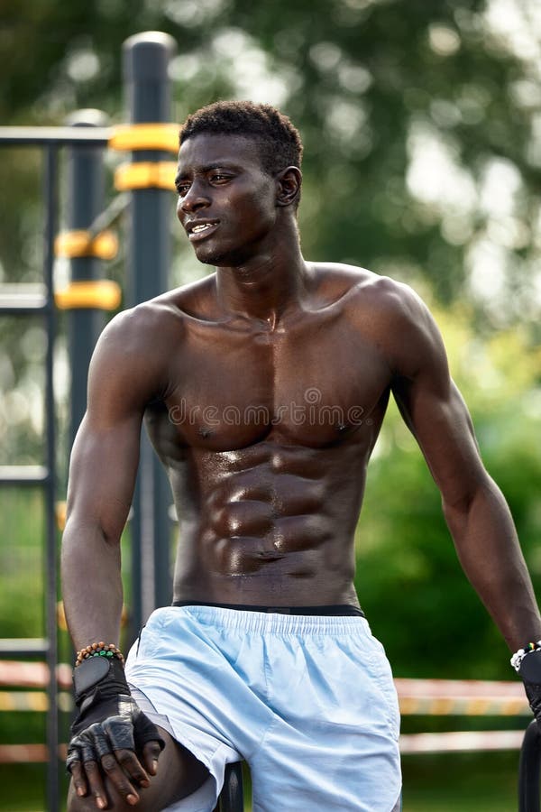 Salir Por La Mañana. Joven Y Fuerte Hombre Africano En Ropa Deportiva  Haciendo Ejercicio Al Aire Libre. Concepto De Entrenamiento Imagen de  archivo - Imagen de ajuste, atractivo: 235247981