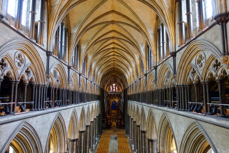 Rozsáhlý pohled z horního balkonu Salisbury Cathedral líčí celý interiér slavný kostel táhnoucí se až k oltáři, na druhém konci.