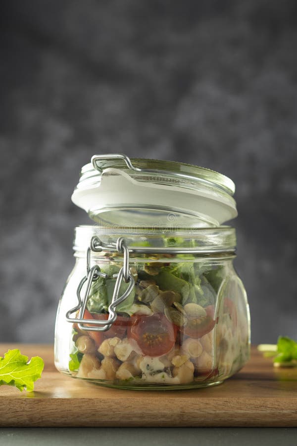 Sallad f?r ny gr?nsak i exponeringsglaskrus Banta, detoxen, rent ?ta och det vegetariska begreppet, kopieringsutrymme royaltyfria foton Sallad f?r ny gr?nsak i exponeringsglaskrus Banta, detoxen, rent ?ta och det vegetariska begreppet, kopieringsutrymme royaltyfria foton