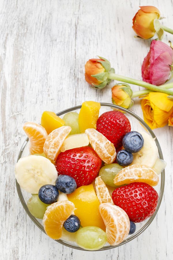 sallad för bunkefruktexponeringsglas royaltyfria bilder sallad för bunkefruktexponeringsglas royaltyfria bilder