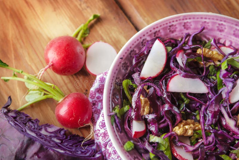 Sallad för röd kål royaltyfri foto Sallad för röd kål royaltyfri foto