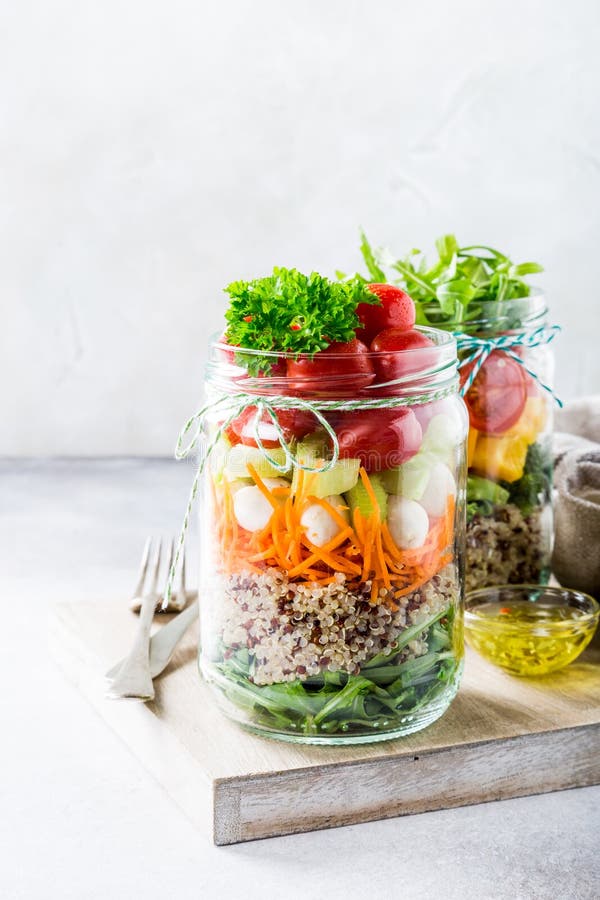 Sallad i den glass kruset med quinoaen arkivbild Sallad i den glass kruset med quinoaen arkivbild