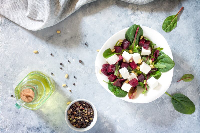Sallad med arugula spinach feta Ostbetor och grönsakssås av tallötter. vitaminsnack royaltyfri foto