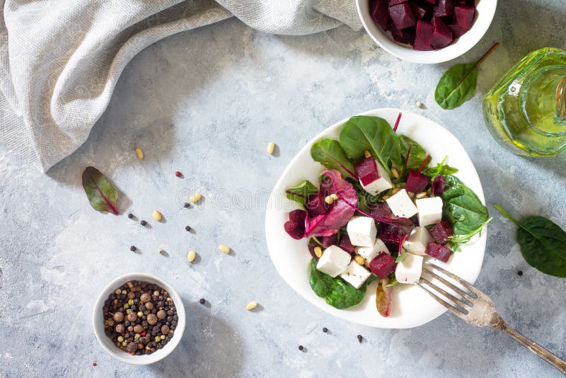 Sallad med arugula spinach feta Ostbetor och grönsakssås av tallötter. vitaminsnack arkivbild