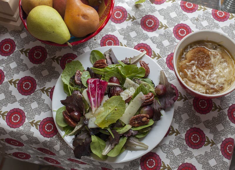 Sallad med pecannötter, druvor och löksoppa royaltyfria bilder Sallad med pecannötter, druvor och löksoppa royaltyfria bilder
