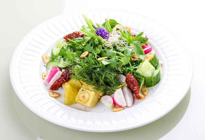Sallad med potatisar, r?disan och torkade tomater royaltyfri bild Sallad med potatisar, r?disan och torkade tomater royaltyfri bild
