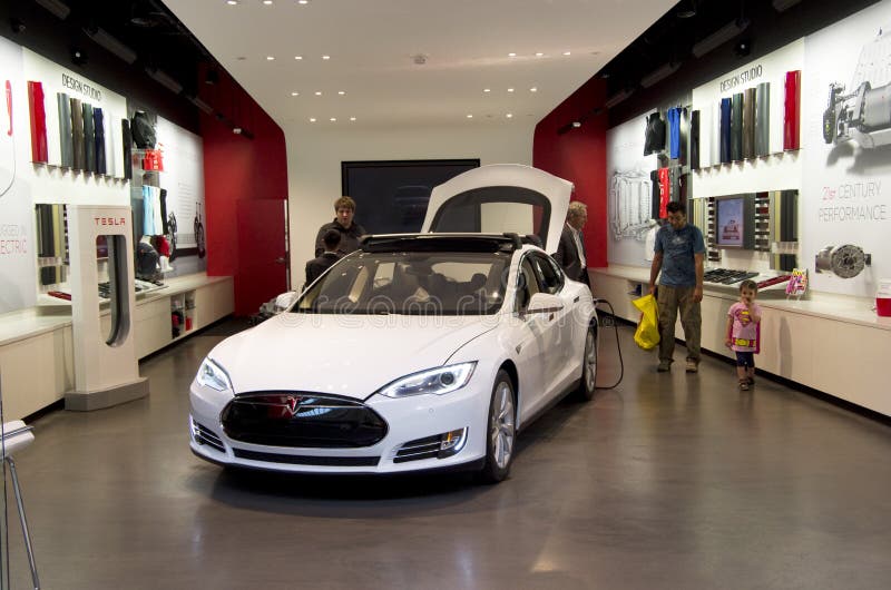 Salle d'exposition de voiture électrique de Tesla photos libres de droits Salle d'exposition de voiture électrique de Tesla photos libres de droits