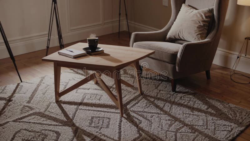 Salle d'immersion confortable avec table basse et fauteuil banque de vidéos