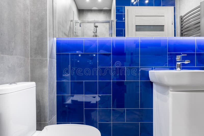 Salle de bains avec le contact du bleu photographie stock libre de droits Salle de bains avec le contact du bleu photographie stock libre de droits