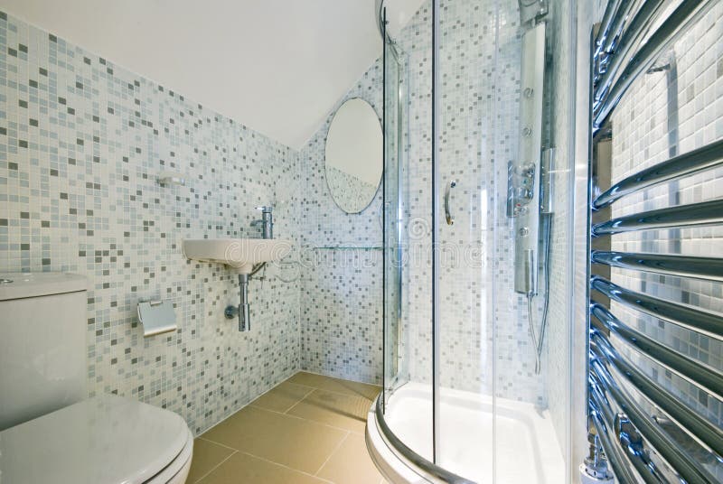 Salle de bains contemporaine d'en-suite avec le coin de douche