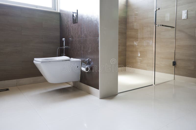 Salle de bains dans une maison de conception moderne. images libres de droits Salle de bains dans une maison de conception moderne. images libres de droits
