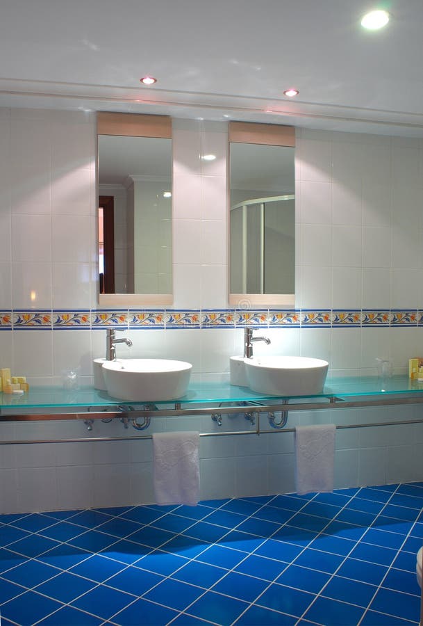 Salle de bains de fantaisie photos libres de droits Salle de bains de fantaisie photos libres de droits
