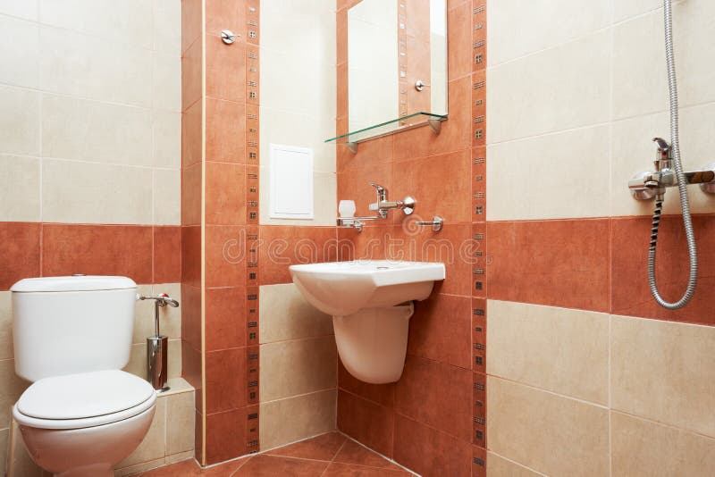 Salle de bains moderne dans la couleur rouge photographie stock libre de droits Salle de bains moderne dans la couleur rouge photographie stock libre de droits