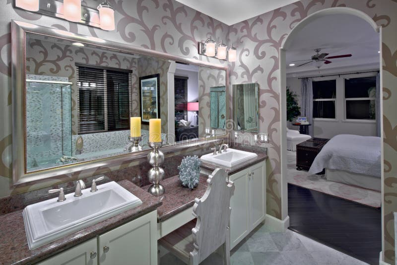 Salle de bains résidentielle neuve photo stock Salle de bains résidentielle neuve photo stock