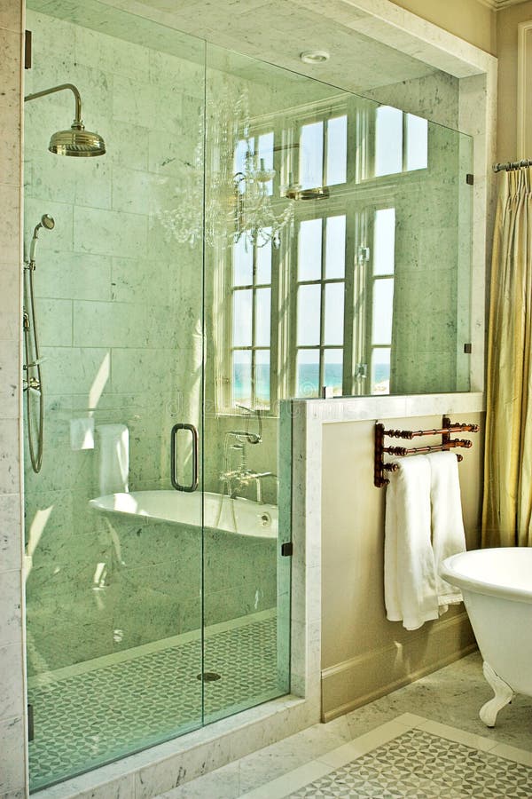 Salle de bains élégante avec la douche en verre