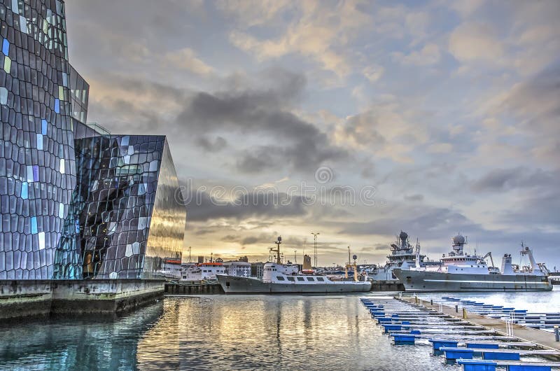 Salle De Concert De Harpa Et Le Port Photographie éditorial