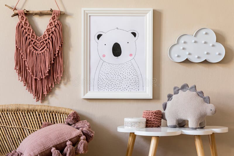 Chambre De Bébé Nouveau-né Scandinave élégante Avec Cadre D'affiche En Bois  Marron, Jouets, Animaux En Peluche Et Accessoires Pour Enfants. Décoration  Cosy Et Drapeaux En Coton Suspendus Au Mur Beige.