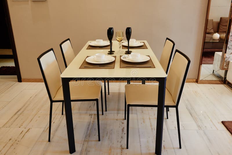 Salle à manger à la maison moderne images libres de droits Salle à manger à la maison moderne images libres de droits