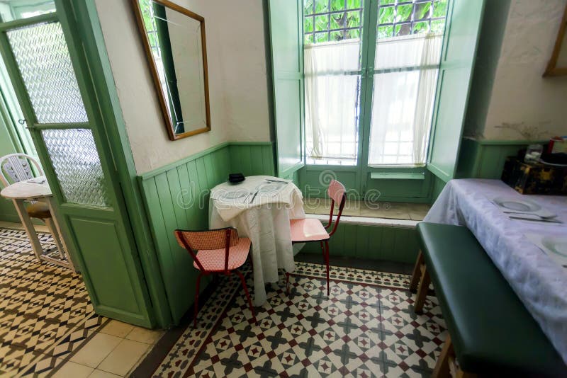 Salles de Dinning à l'intérieur de rétro restaurant de style avec des fenêtres, des détails de cru et le service pour des visiteu photo libre de droits Salles de Dinning à l'intérieur de rétro restaurant de style avec des fenêtres, des détails de cru et le service pour des visiteu photo libre de droits