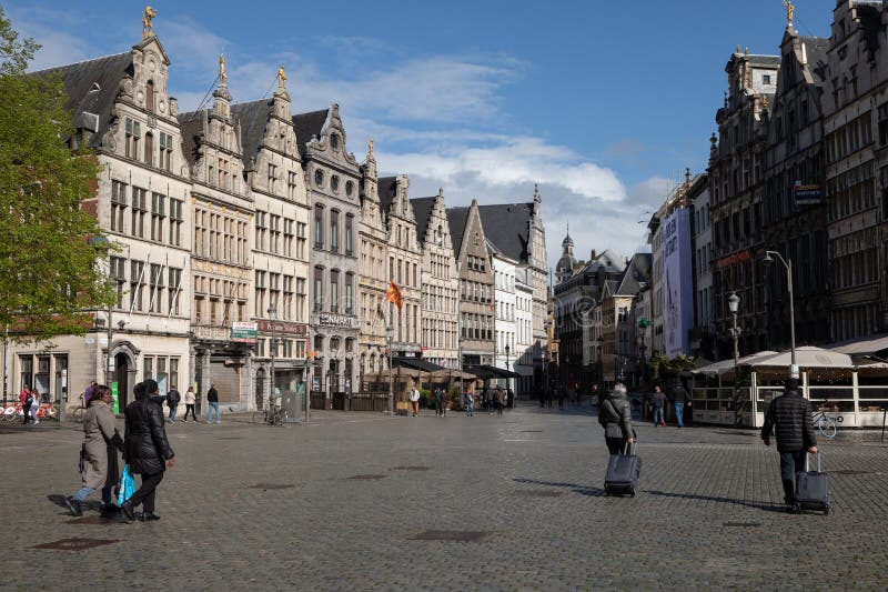 Salles De Guillaume Historiques D'Anvers Grote Markt Sous Ciel Bleu Clair photographie stock libre de droits