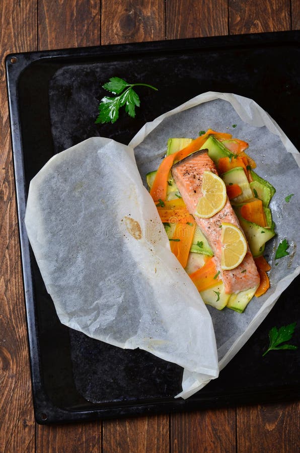 Salmon Baked in Parchment Paper Foto de archivo Imagen de sano, filete 114570072