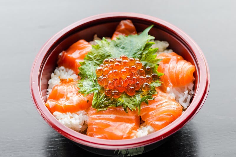 Salmon Donburi Med Salmon Roe Arkivfoto Bild av reflekterande, trä