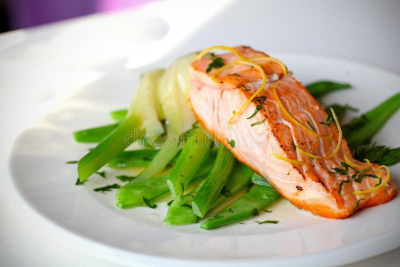 Salmon fillet with green beans