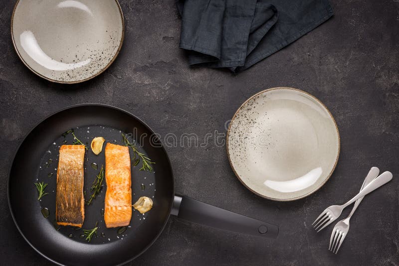 Salmon Fillets grigliato in padella fotografia stock Salmon Fillets grigliato in padella fotografia stock