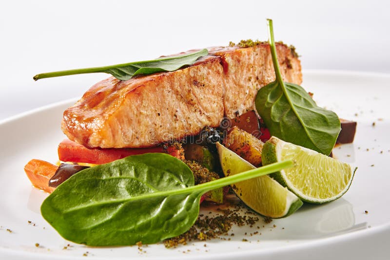 Salmon Steak con la ensalada caliente de las verduras foto de archivo libre de regalías Salmon Steak con la ensalada caliente de las verduras foto de archivo libre de regalías