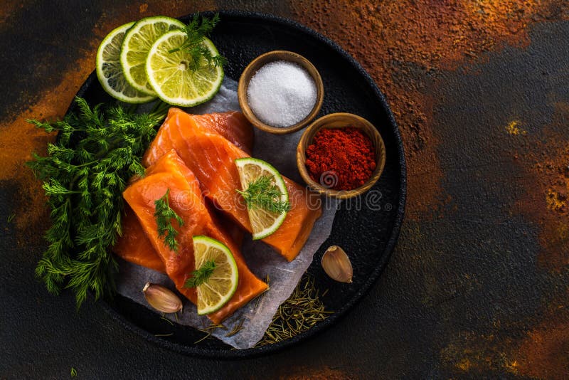 Salmon Steak crudo fresco foto de archivo. Imagen de pescados 99347478