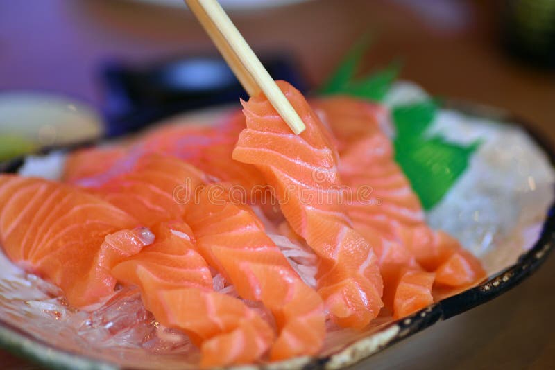 Salmón en palos en japonés un restaurante.