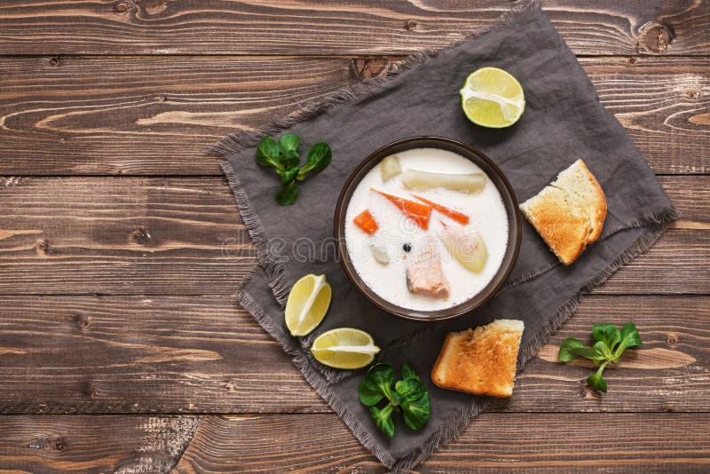 Salmon суп с картошками, морковами, сливк Скандинавский, норвежский суп рыб на деревенской деревянной предпосылке Взгляд от стоковые фото Salmon суп с картошками, морковами, сливк Скандинавский, норвежский суп рыб на деревенской деревянной предпосылке Взгляд от стоковые фото