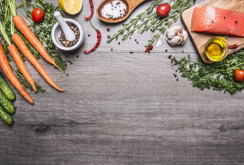 Salmon филе с очень вкусными ингридиентами для варить разнообразие овощи и травы, соль в деревянной ложке, томаты вишни, стоковая фотография rf Salmon филе с очень вкусными ингридиентами для варить разнообразие овощи и травы, соль в деревянной ложке, томаты вишни, стоковая фотография rf