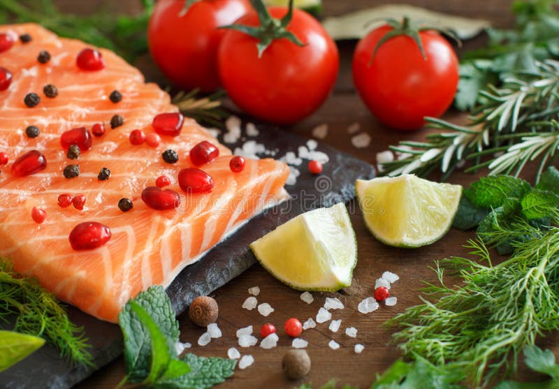 Salmone con le verdure e le erbe immagine stock libera da diritti Salmone con le verdure e le erbe immagine stock libera da diritti