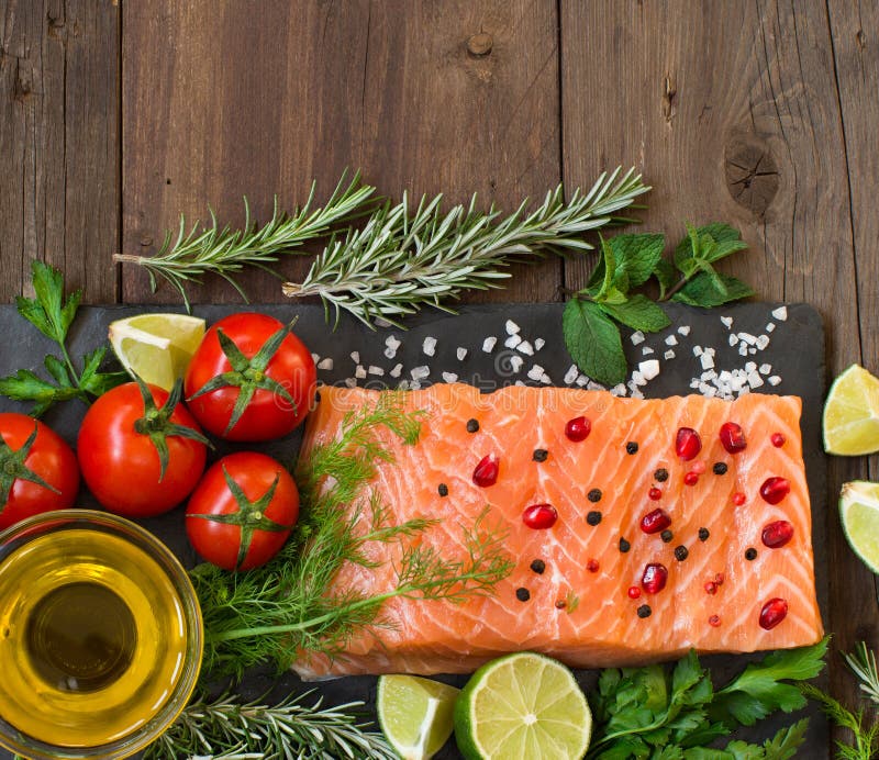 Salmone con le verdure, l'olio d'oliva e le erbe immagine stock Salmone con le verdure, l'olio d'oliva e le erbe immagine stock