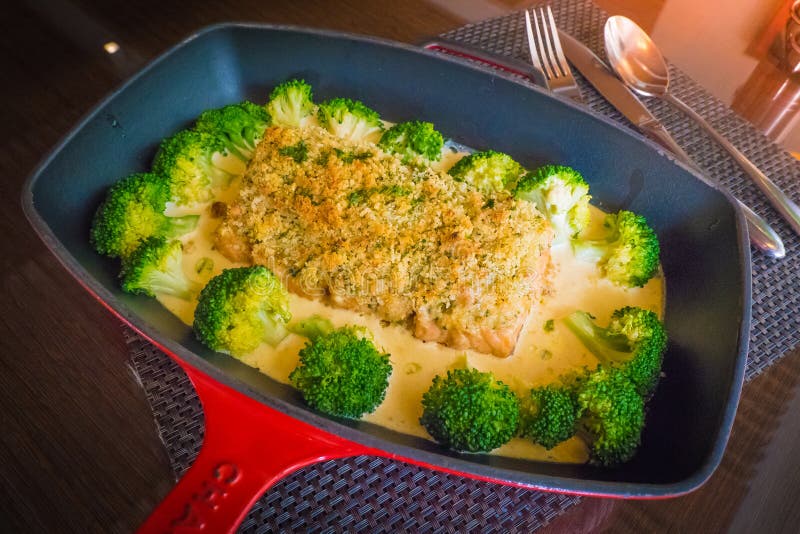 Salmone crostoso della mandorla fritta con la salsa della mandorla, fotografie stock Salmone crostoso della mandorla fritta con la salsa della mandorla, fotografie stock