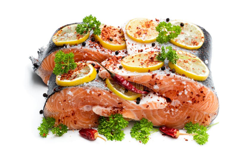 Salmones salados con el limón y las especias aislados en blanco imagen de archivo Salmones salados con el limón y las especias aislados en blanco imagen de archivo