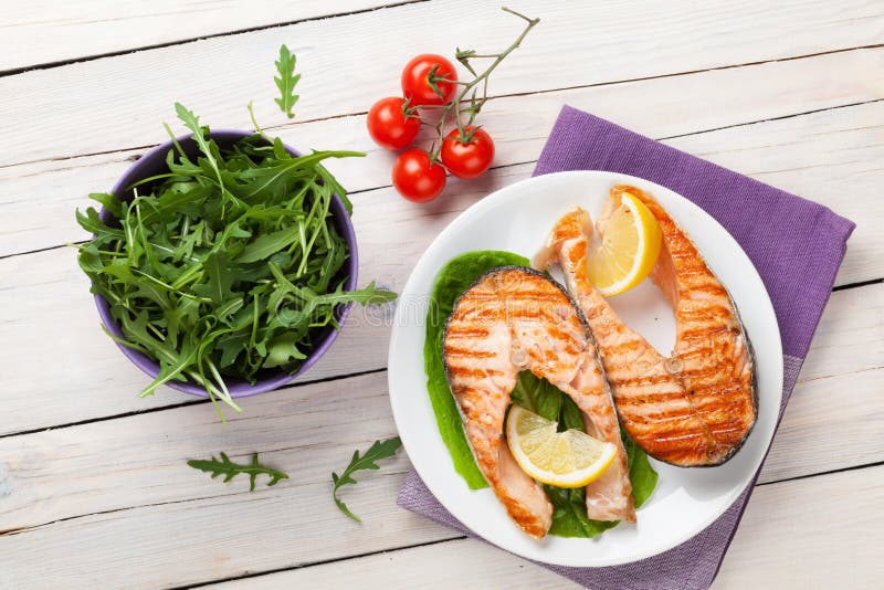 Salmoni ed insalata cotti fotografia stock Salmoni ed insalata cotti fotografia stock