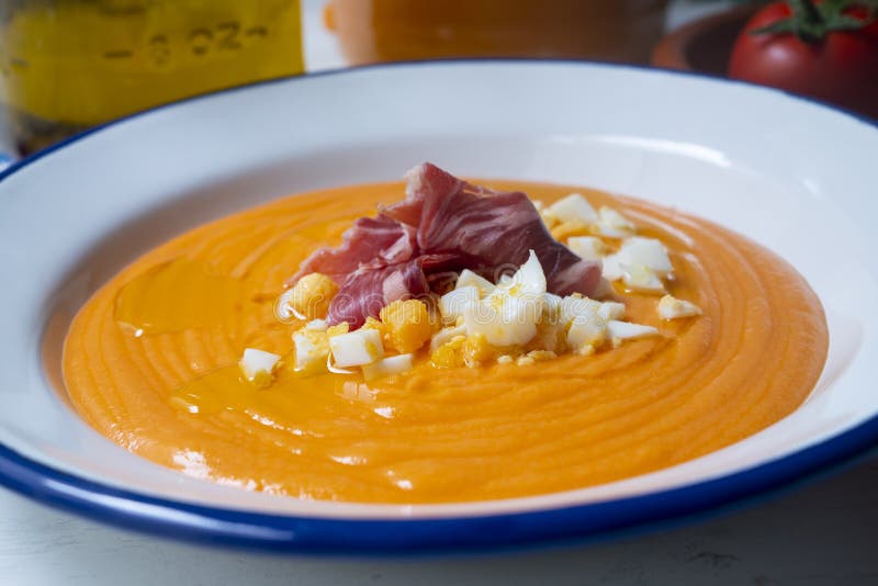 Salmorejo. Spanische Suppe Aus Tomaten Und Brot Mit Schinken Und Ei ...