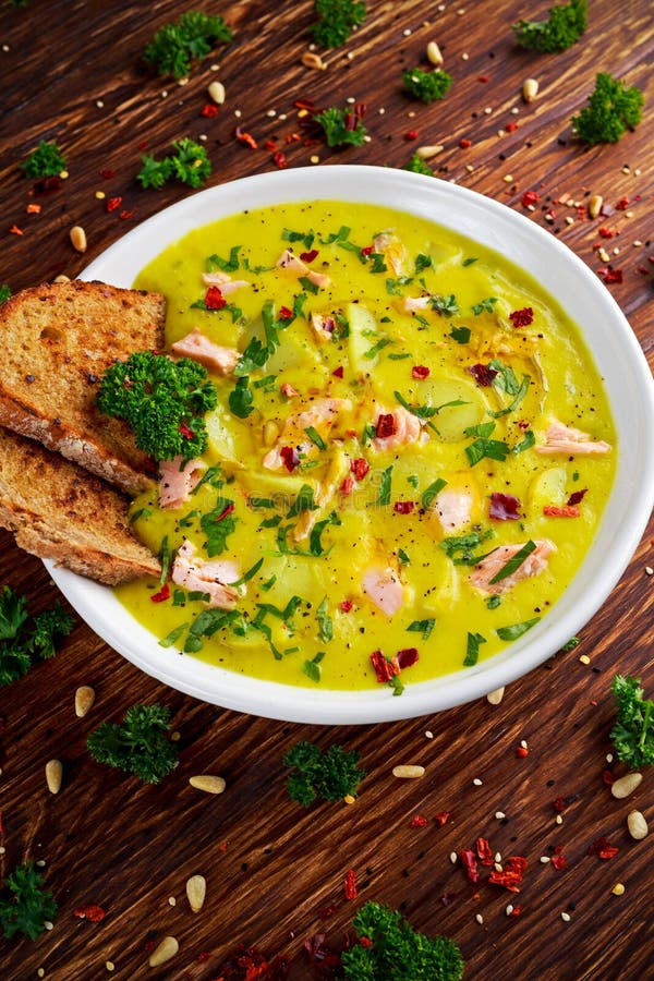 Salmões cremosos dos peixes, alho-porro, sopa de batata no fundo de madeira fotografia de stock Salmões cremosos dos peixes, alho-porro, sopa de batata no fundo de madeira fotografia de stock